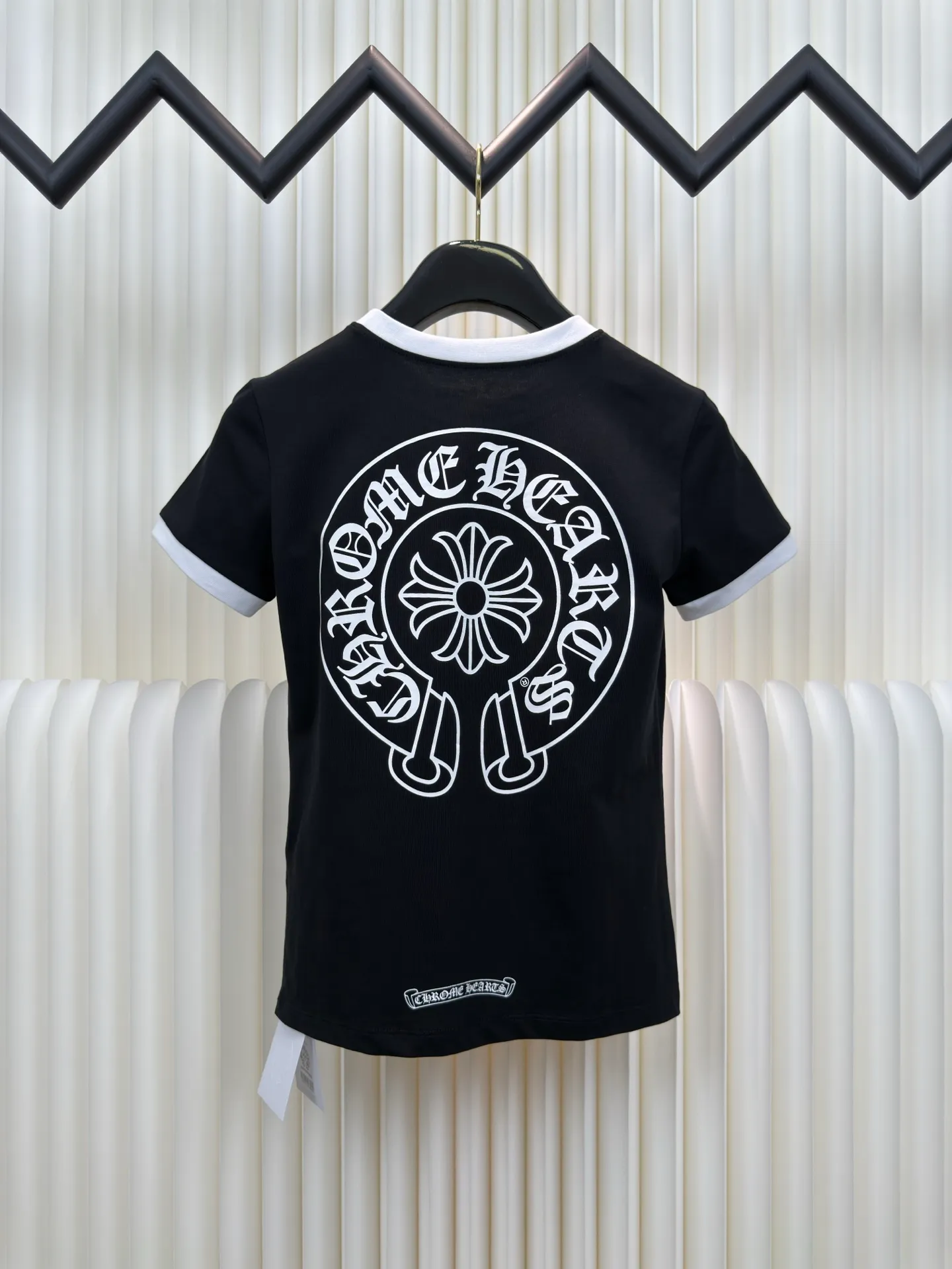 P230 Chrome Hearts Sanskrit Color Blocking Short Sleeves (Women's Wear) Authentic Open Edition - Physical Counter - Top Luxury Quality 🆚 Instant sale of all editions on the market. Custom dyed threads and large body fabrics according to YB. The printing is hand-printed. Contrast color design The upper body effect is excellent. Size S M L